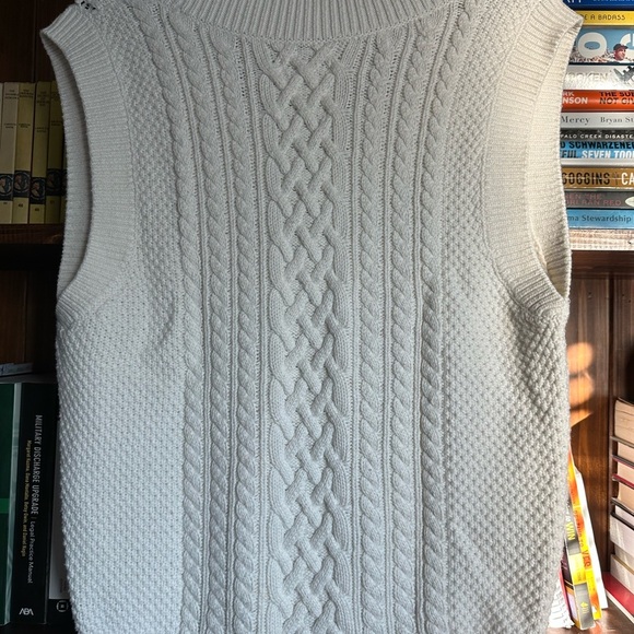 Abercrombie & Fitch Cream Cable-Knit V-Neck Sweater - Picture 3 of 4